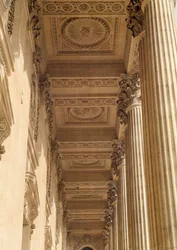 Vista del techo de la columnata del Louvre